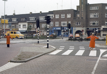 117552 Afbeelding van verkeersbrigadiers op de oversteekplaats voor voetgangers op de hoek van de Croesestraat ...